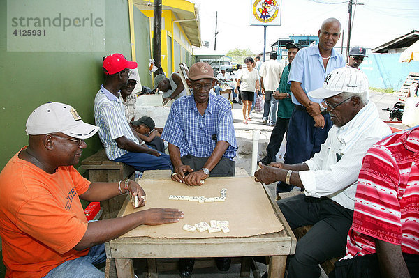 Domino spielende Männer  Marktplatz  Georgetown  Guyana  Südamerika