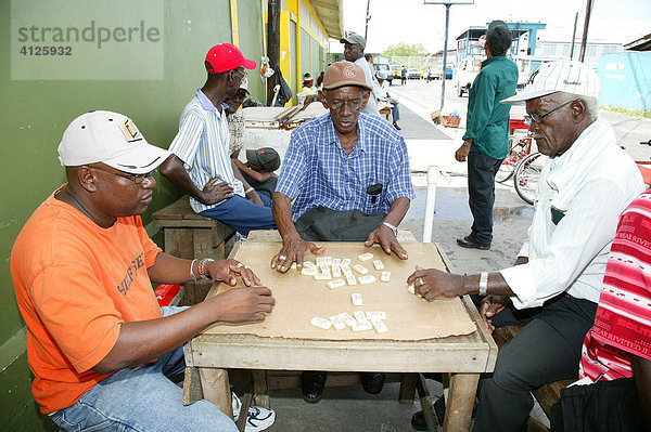 Domino spielende Männer  Marktplatz  Georgetown  Guyana  Südamerika