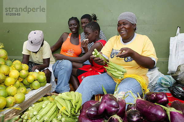 Marktfrauen mit Gemüsestand verkaufen Okra (Abelmoschus esculentus)  Marktplatz  Georgetown  Guyana  Südamerika