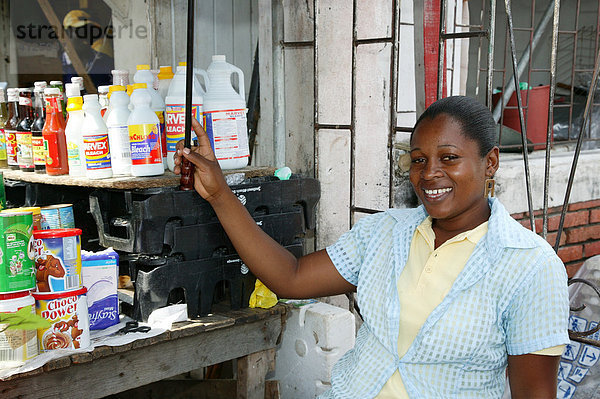 Frau mit kleinem Laden  Marktplatz  Georgetown  Guyana  Südamerika