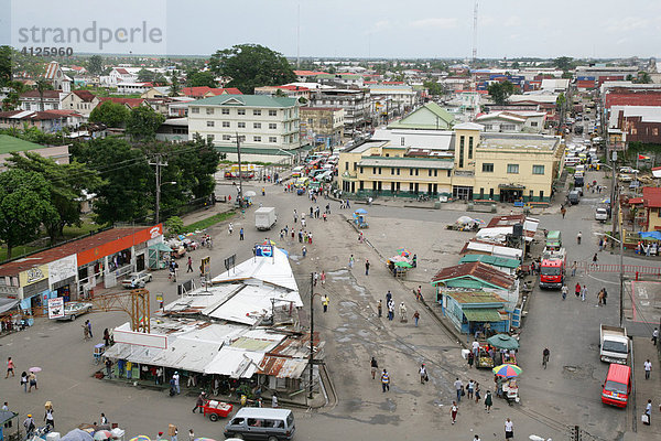 Blick auf den Marktplatz mit Wellblech-Läden  Georgetown  Guyana  Südamerika