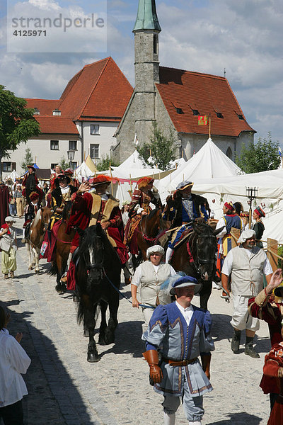 Fürstenpaar  mittelalterliches Burgfest  Burghausen  Oberbayern  Bayern  Deutschland  Europa