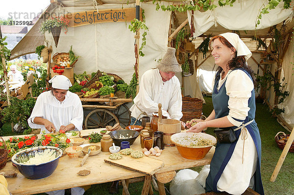 Landvolk beim Essen zubereiten  mittelalterliches Burgfest  Burghausen  Oberbayern  Bayern  Deutschland  Europa