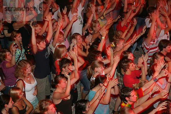 Zuhörer während eines Reggae-Konzert  Mühldorf am Inn  Oberbayern  Bayern  Deutschland  Europa