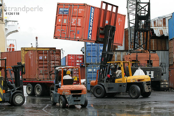 Verladen von Container  Hafen Umschlagplatz John Fernandes  Georgetown  Guyana  Südamerika