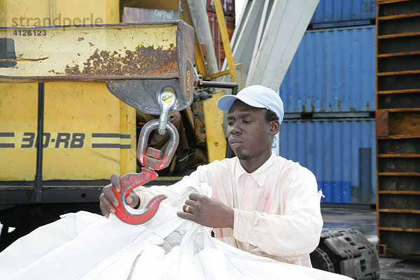 Hafenarbeiter beim Verladen von Reis  Hafen Umschlagplatz John Fernandes  Georgetown  Guyana  Südamerika