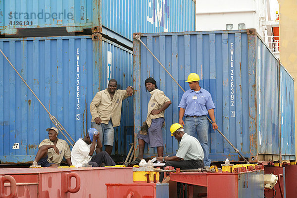 Hafenarbeiter machen Pause  Hafen Umschlagplatz John Fernandes  Georgetown  Guyana  Südamerika