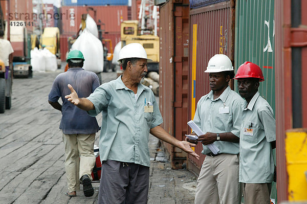 Hafenmeister und Hafenarbeiter  Hafen Umschlagplatz John Fernandes  Georgetown  Guyana  Südamerika