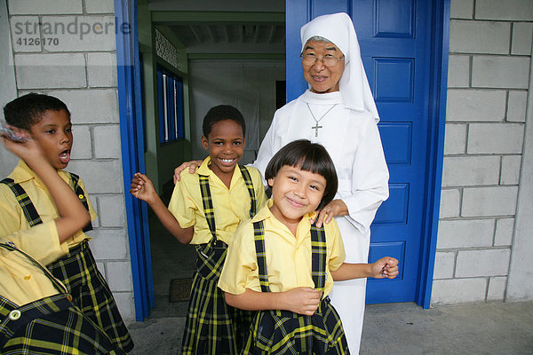 Mädchen mit Ordensschwester auf den Schulweg  Waisenhaus Ursulinen Konvent  Georgetown  Guyana  Südamerika