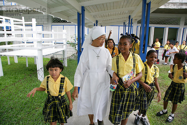 Mädchen mit Ordensschwester auf den Schulweg  Waisenhaus Ursulinen Konvent  Georgetown  Guyana  Südamerika