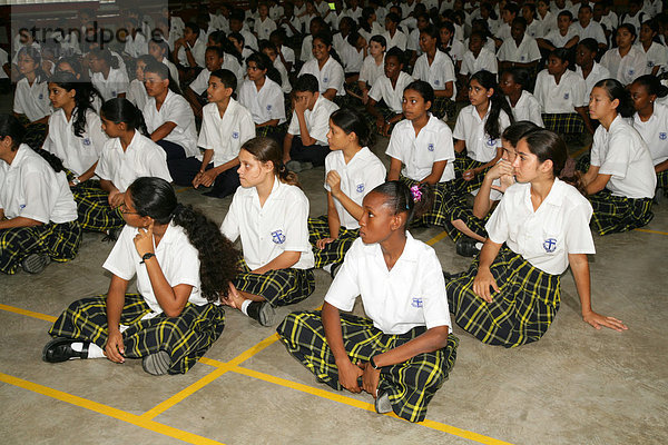 Schüler im Versammlungsraum der Schule  Waisenhaus  Ursulinen Konvent  Georgetown  Guyana  Südamerika