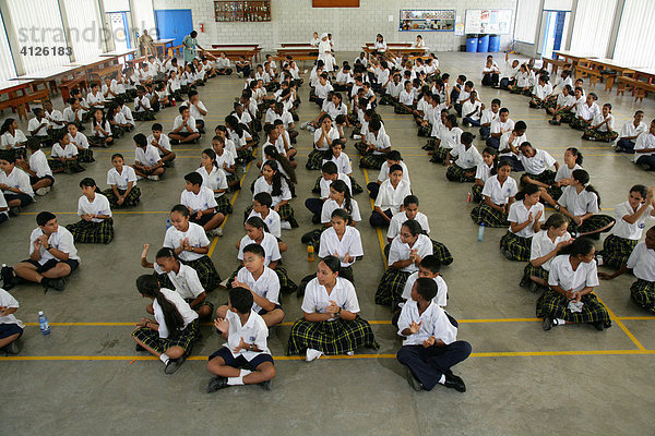 Schüler im Versammlungsraum der Schule  Waisenhaus  Ursulinen Konvent  Georgetown  Guyana  Südamerika