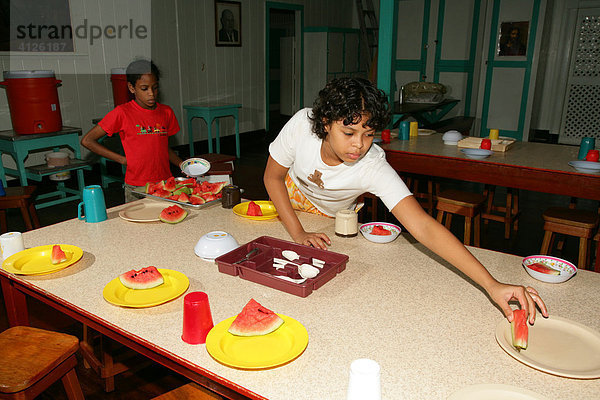 Tisch decken  Alltag im Waisenhaus  Ursulinen Konvent  Georgetown  Guyana  Südamerika