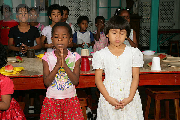 Tischgebet  Alltag im Waisenhaus Ursulinen Konvent  Georgetown  Guyana  Südamerika
