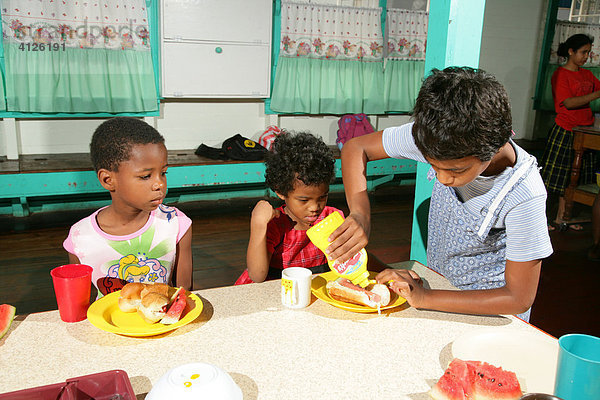 Mädchen vor vollen Tellern  Alltag im Waisenhaus Ursulinen Konvent  Georgetown  Guyana  Südamerika