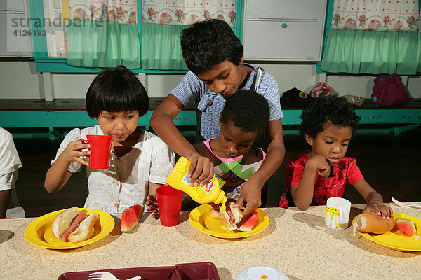 Mädchen vor vollen Tellern  Alltag im Waisenhaus Ursulinen Konvent  Georgetown  Guyana  Südamerika