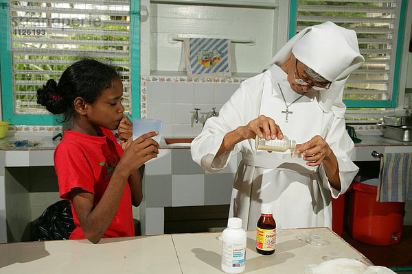 Ordensschwester verteilt Medizin  Alltag im Waisenhaus Ursulinen Konvent  Georgetown  Guyana  Südamerika