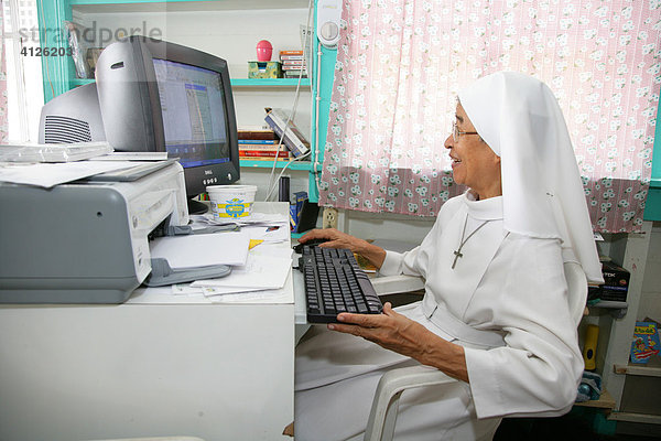 Ordensschwester erledigt Büroarbeiten mit dem Computer  Alltag im Waisenhaus Ursulinen Konvent  Georgetown  Guyana  Südamerika