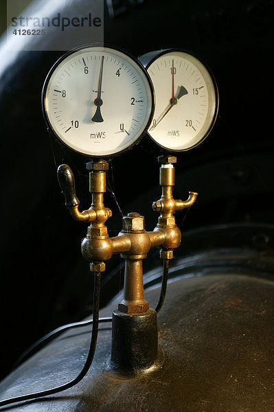 Wasser-Druckmessgerät in einem alten Fluss-Wassekraftwerk  Isen  Oberbayern  Bayern  Deutschland