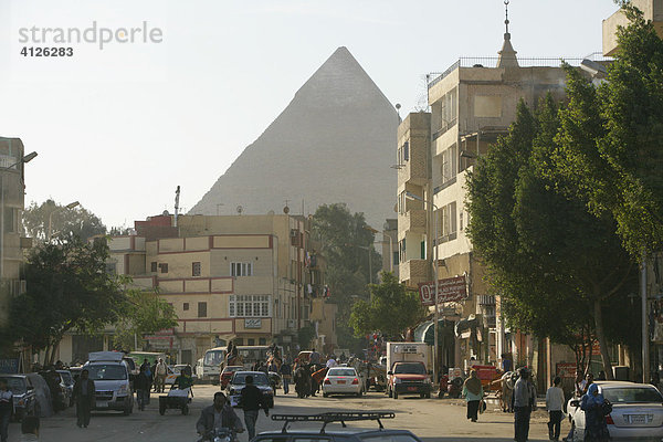 Strasse  Hintergrund Pyramiden  Kairo  Ägypten  Afrika