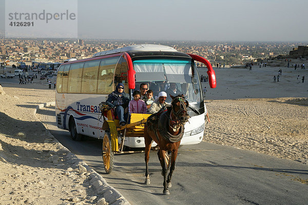 Parkplatz mit Touristenbussen bei den Pyramide  Ghize  Ägypten  Afrika