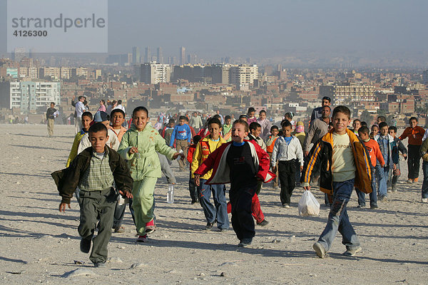 Schulklasse  Ausflug zu den Pyramyden  im Hintergrund versmogtes Kairo  Ägypten  Afrika