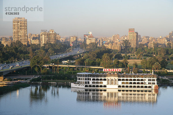 Blick auf Nilbrücke  Nilkreuzfahrt Schiff  City  Kairo  Ägypren  Afrika