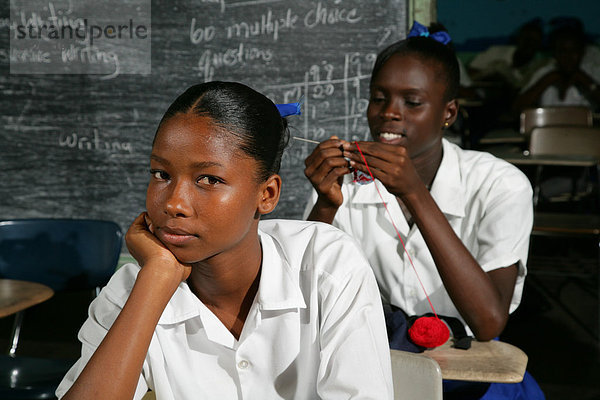 Mädchen einer Bildungsstätte für junge Frauen  New Amsterdam  Guyana  Südamerika