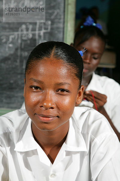 Mädchen einer Bildungsstätte für junge Frauen  New Amsterdam  Guyana  Südamerika