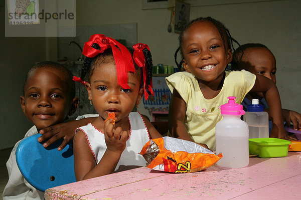 Kinder währent der Essenspause im Kindergarten  New Amsterdam  Guyana  Südamerika