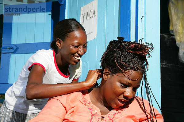 Mädchen einer Bildungsstätte für junge Frauen lernen Friseur  New Amsterdam  Guyana  Südamerika