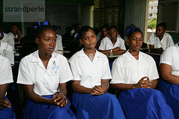 Mädchen in Uniform  Bildungsstätte für junge Frauen  New Amsterdam  Guyana  Südamerika
