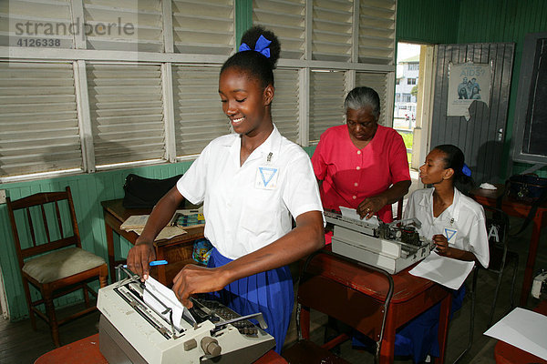 Mädchen in Uniform lernen Schreibmaschine schreiben  Bildungsstätte für junge Frauen  New Amsterdam  Guyana  Südamerika