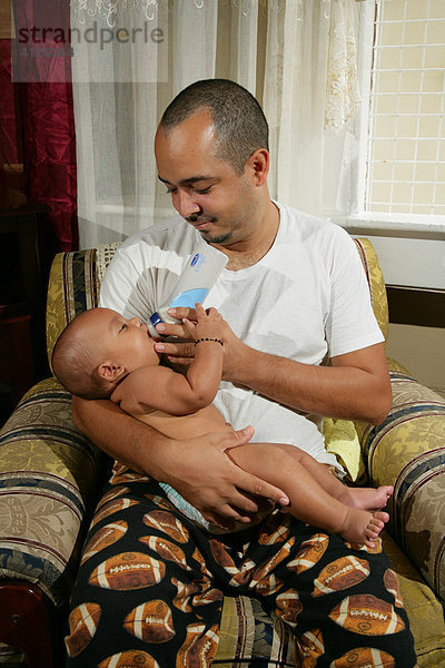 Vater gibt Säugling die Flasche  Georgetown  Guyana  Südamerika