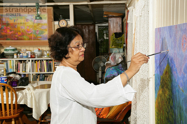 Künstlerin Bernadette Persaud in ihrem Atelier  Georgetown  Guyana  Südamerika