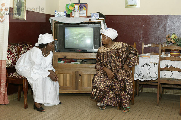 Zwei Frauen im Wohnzimmer vorm Fernseher  Kamerun  Afrika