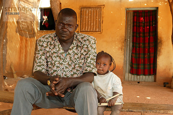 Vater mit Kind  AIDS/HIV Halbwaise  Kamerun  Afrika