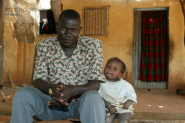 Vater mit Kind  AIDS/HIV Halbweise  Kamerun  Afrika