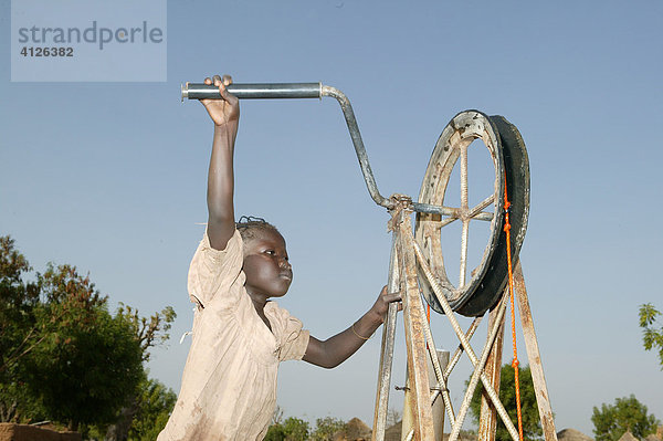 Ein Junge holt Wasser aus dem Brunnen  Kamerun  Afrika