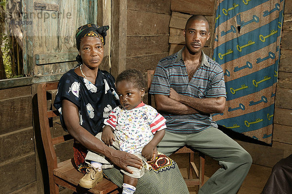 Vater und Großmutter mit AIDS Waisenkind  Kamerun  Afrika