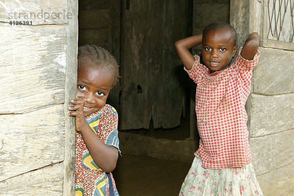Kinder an der Haustüre  Kamerun  Afrika