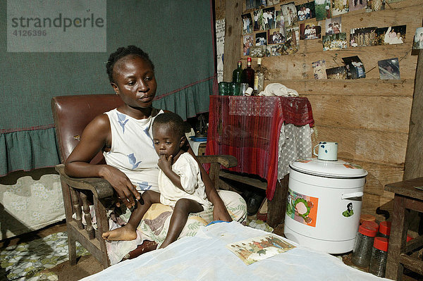 HIV infizierte Mutter mit Kind im Wohnzimmer  Kamerun  Afrika