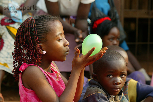 Mädchen mit Luftballon  Kamerun  Afrika