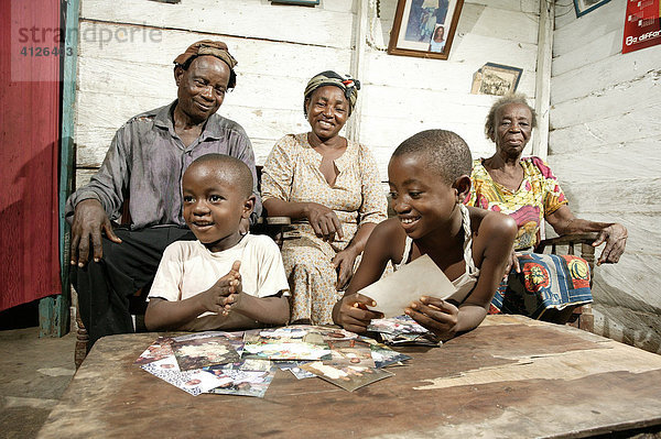 Großeltern-Enkel-Familie  HIV-Waisen schauen sich Fotos an  Kamerun  Afrika