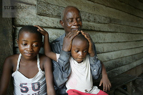 Großvater mit Enkeln  HIV-Waisen  Kamerun  Afrika