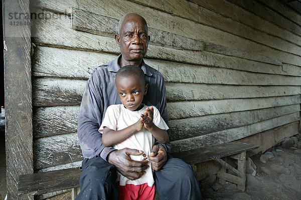 Großvater mit Enkel  HIV-Waisen  Kamerun  Afrika