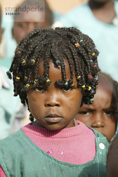 Kunstvoll bezopftes Mädchen  Kamerun  Afrika