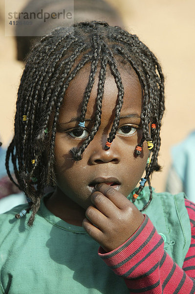 Kunstvoll bezopftes Mädchen  Kamerun  Afrika