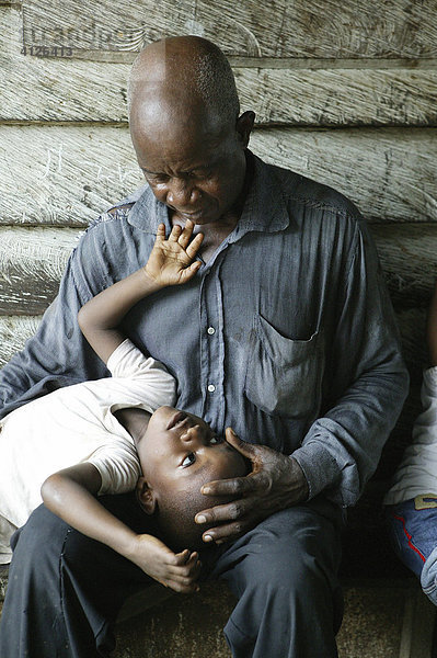 Großvater mit Enkelsohn  HIV-Waisen  Kamerun  Afrika
