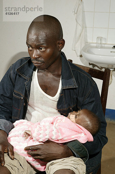 Vater mit HIV infizierten Kleinkind  Kamerun  Afrika